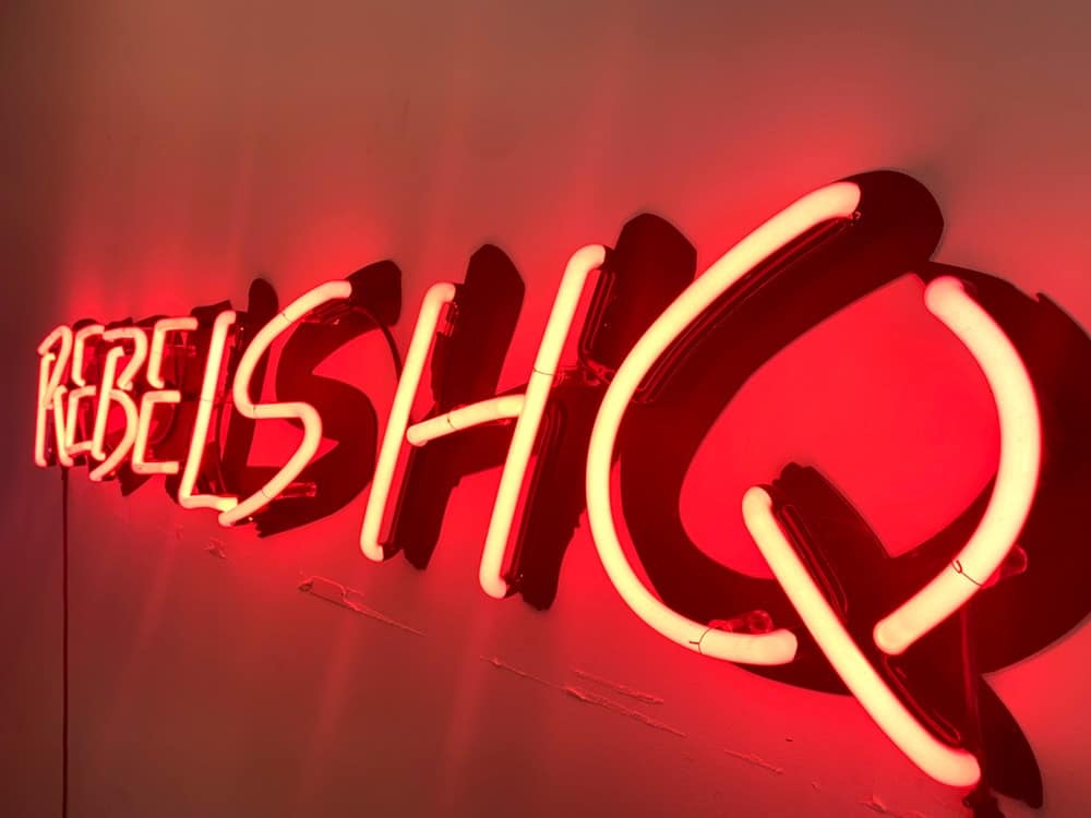 Fel gekleurde neon tekst