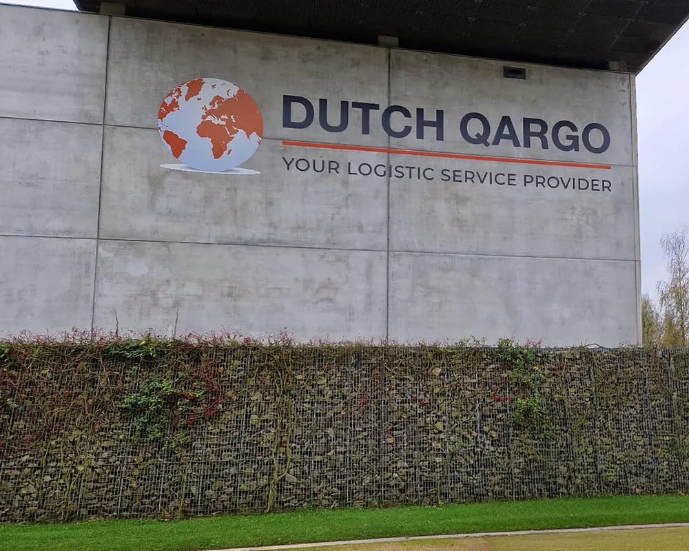 Grote sticker op bedrijfspand