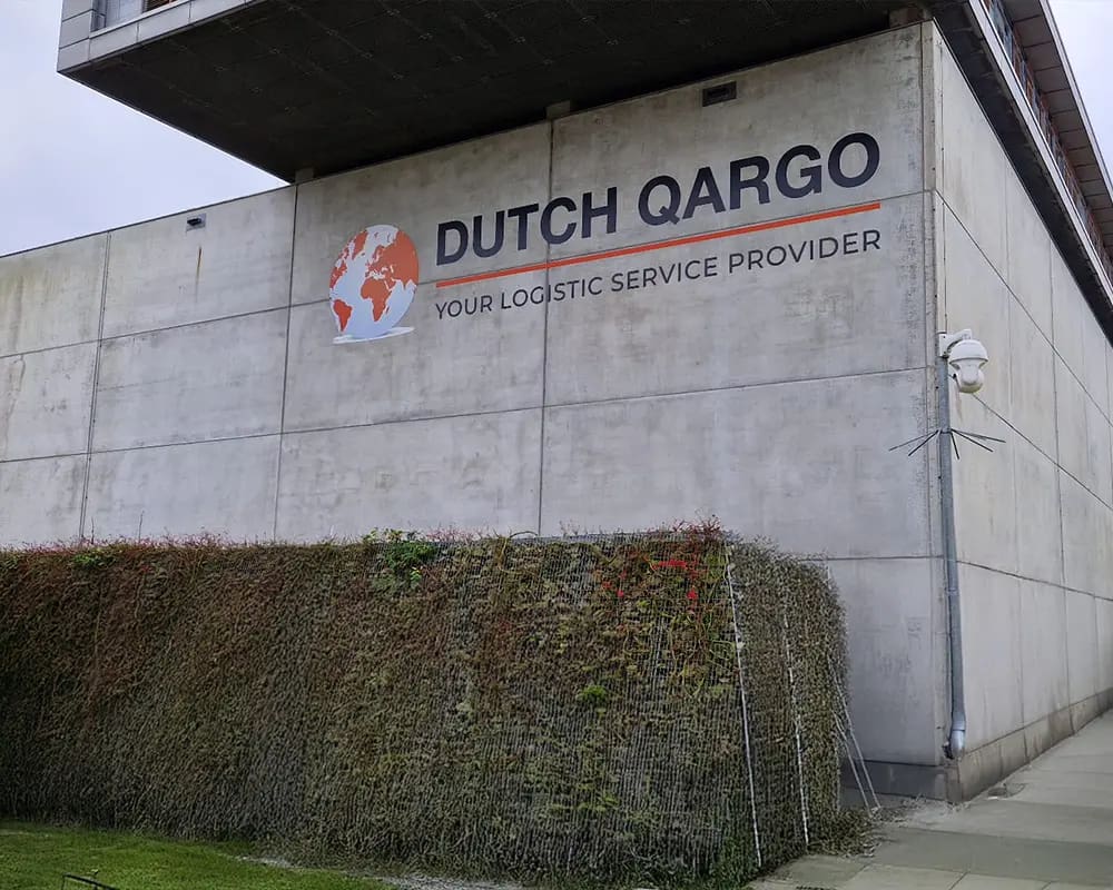 Groot logo op lastige ondergrond