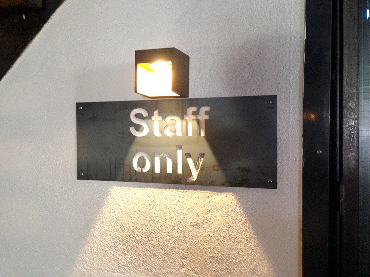 Staff-only bordje uit metaal