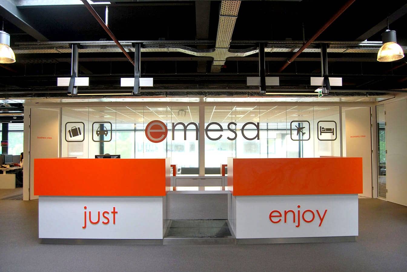 Logo op glazen wand