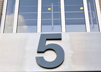 Adresnummer aan luifel