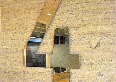 Etagecijfer uit spiegelmetaal