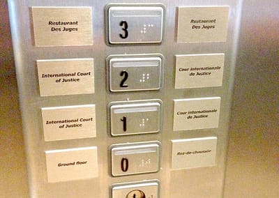 Gegraveerde lift verdiepingen en paneel