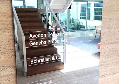 Bord van spiegelmetaal in foyer