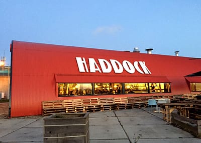 Reclame op golfplaat