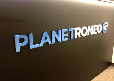 Kunststof logo op balie