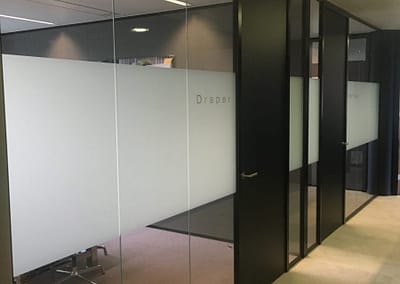 Baan van ondoorzichtige sticker