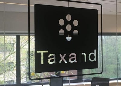 Doorzichtig logo op glazen muur