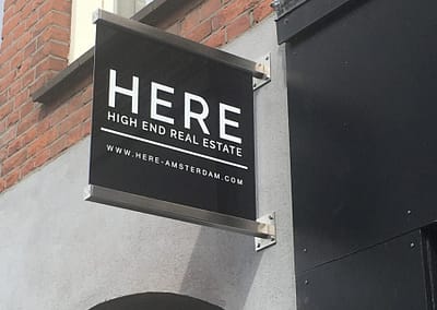 Metalen bord aan de muur