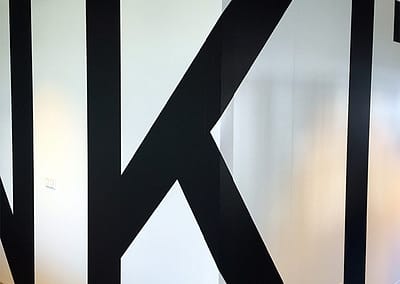 Doorlopende letters op wand