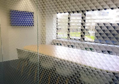 Ruitjesprint sticker op raam kantoor