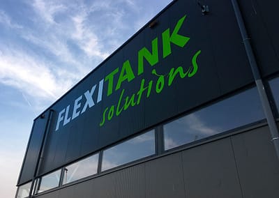 Reclame op bedrijfshal