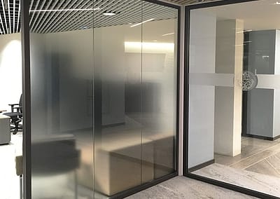 Half lichtdoorlatende folie voor raam