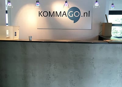 bedrijfslogo op muur receptie