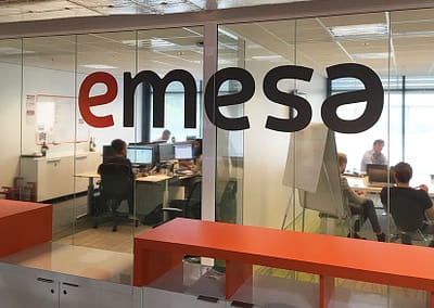 Bedrijfslogo op raam receptie