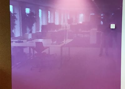 Gekleurd whiteboard op wand