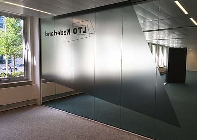 Grote glazen wand beplakken