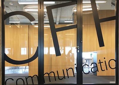 Bedrijfslogo op raam