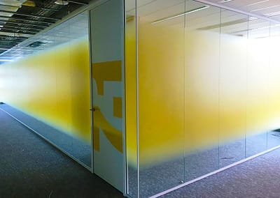 Whiteboard op glazen wand