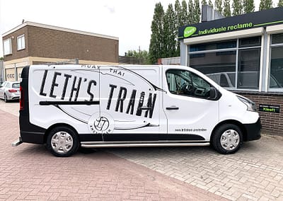 Grote reclame op auto