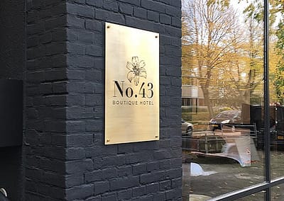 Messing plaquette op gevel