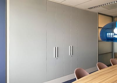 Met folie beklede meubels