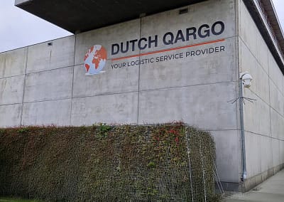 Grote sticker op bedrijfspand