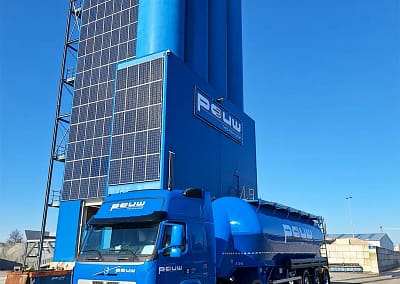 Verlicht logo op grote hoogte