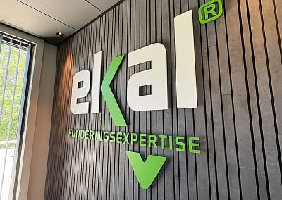 Logo in reliëf in de ontvangsthal