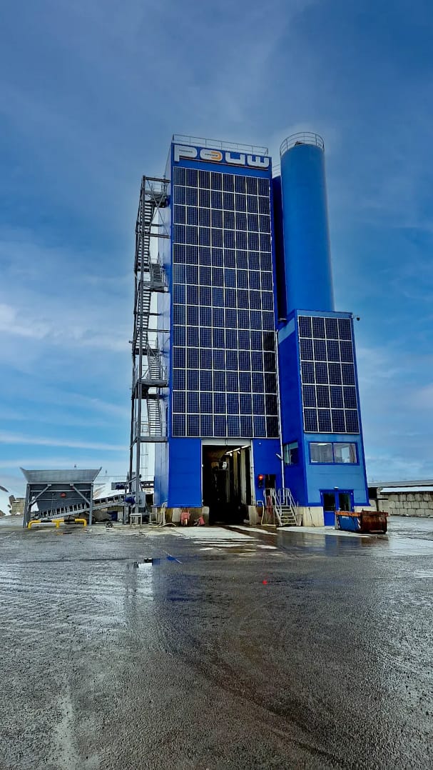 pouw-logo-gemonteeerd Verlicht logo op grote hoogte