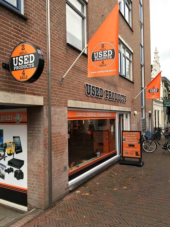 Losse letters straatbord schuine vlag