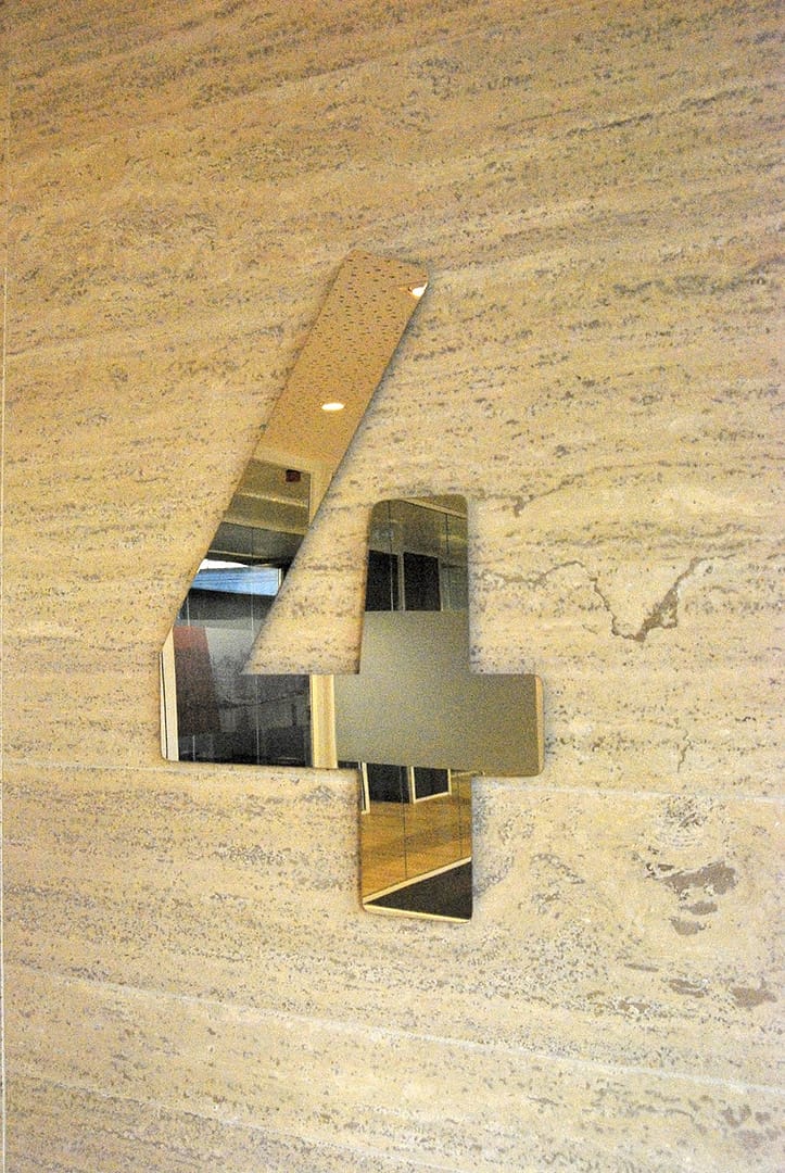 Etage cijfer uit spiegel metaal