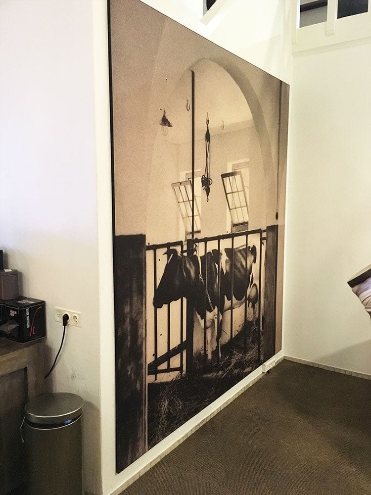 Spandoek van stof in lijst tegen wand 1