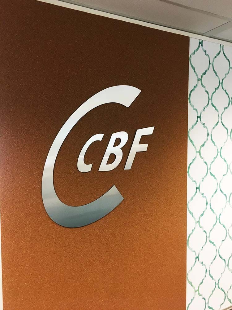 chroome logo op muur