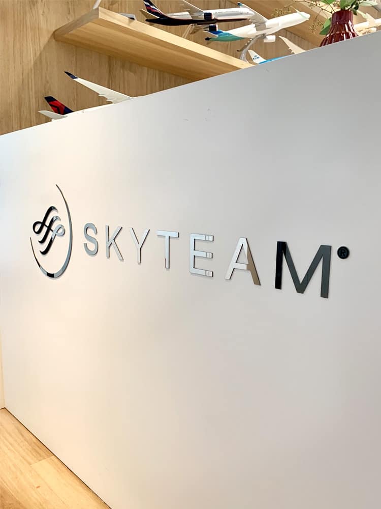 Elegant hoogglans zilver RVS logo