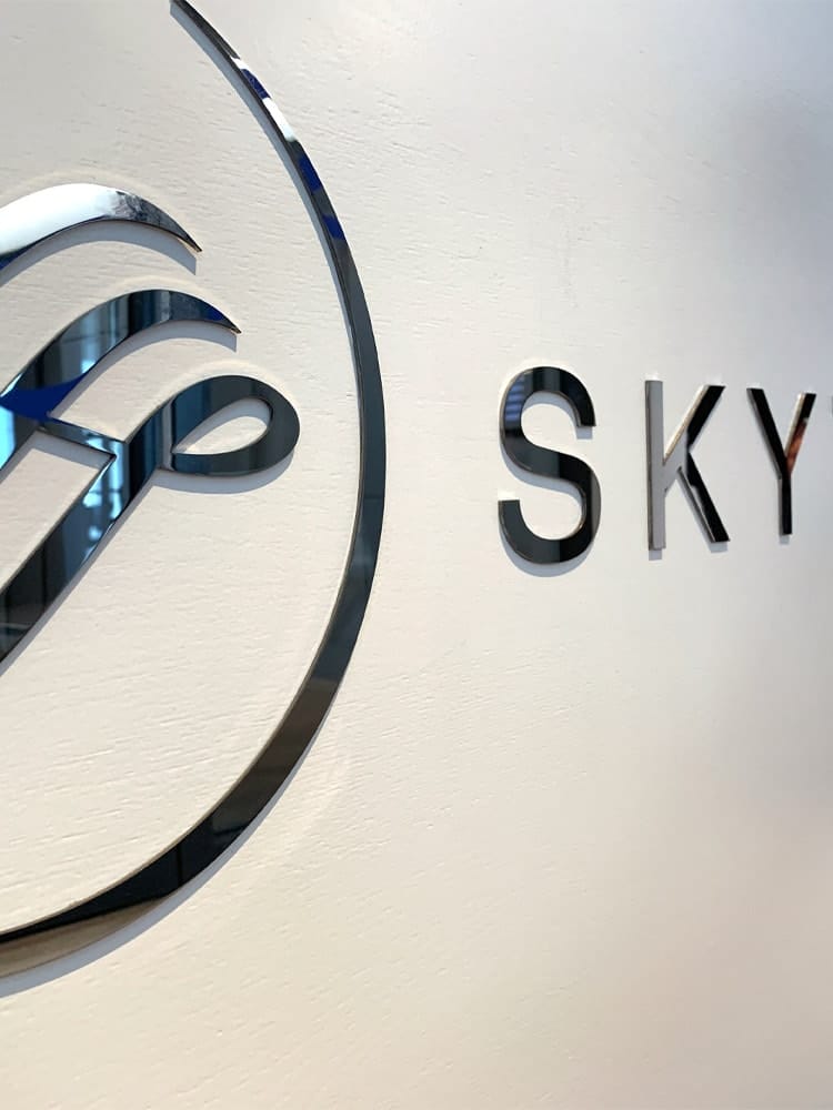 Elegant hoogglans zilver RVS logo