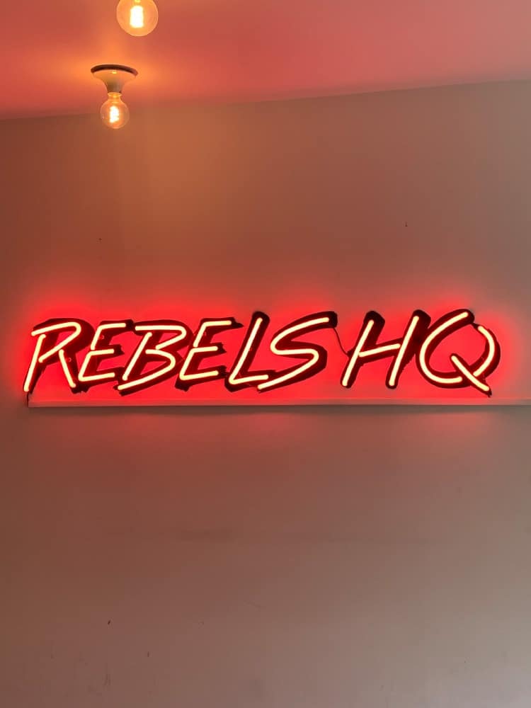 Fel gekleurde neon tekst