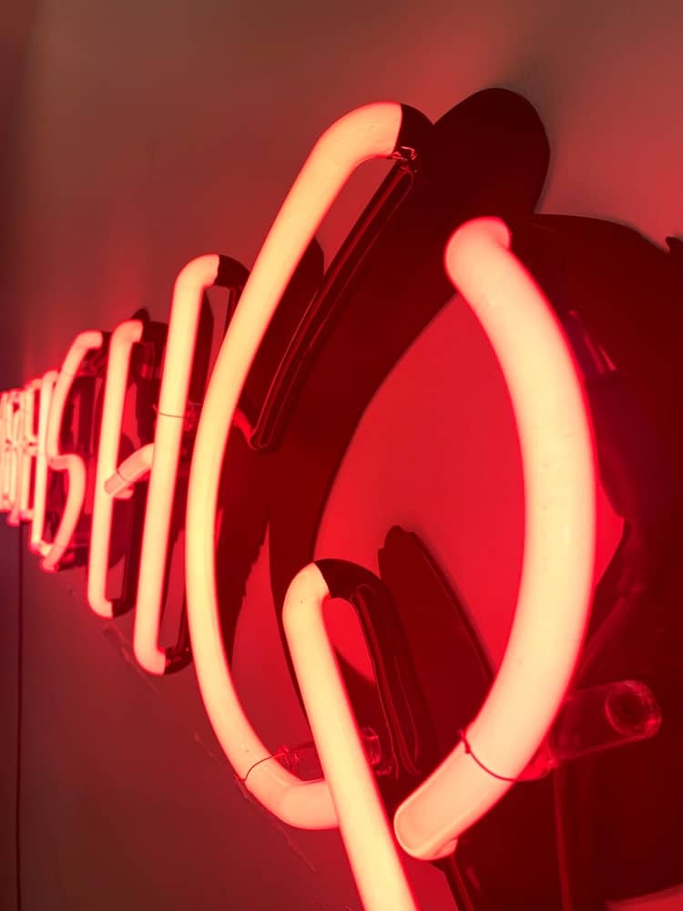 Fel gekleurde neon tekst