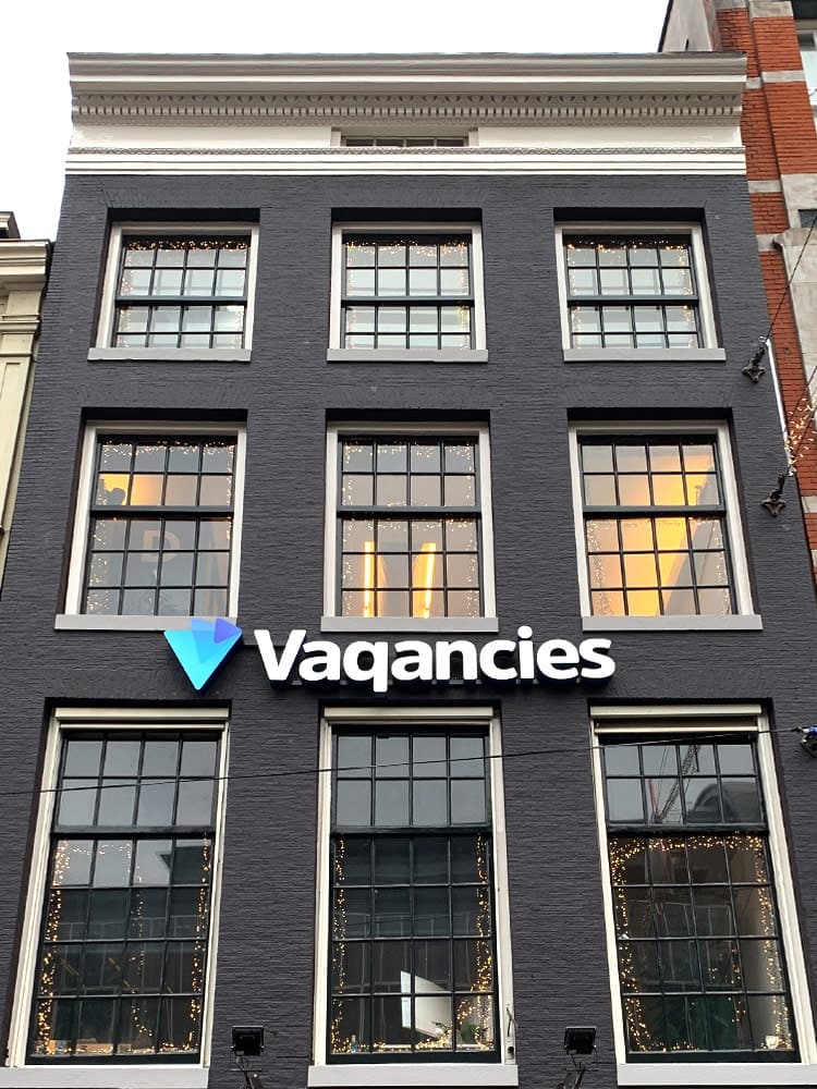 logo aan gevel