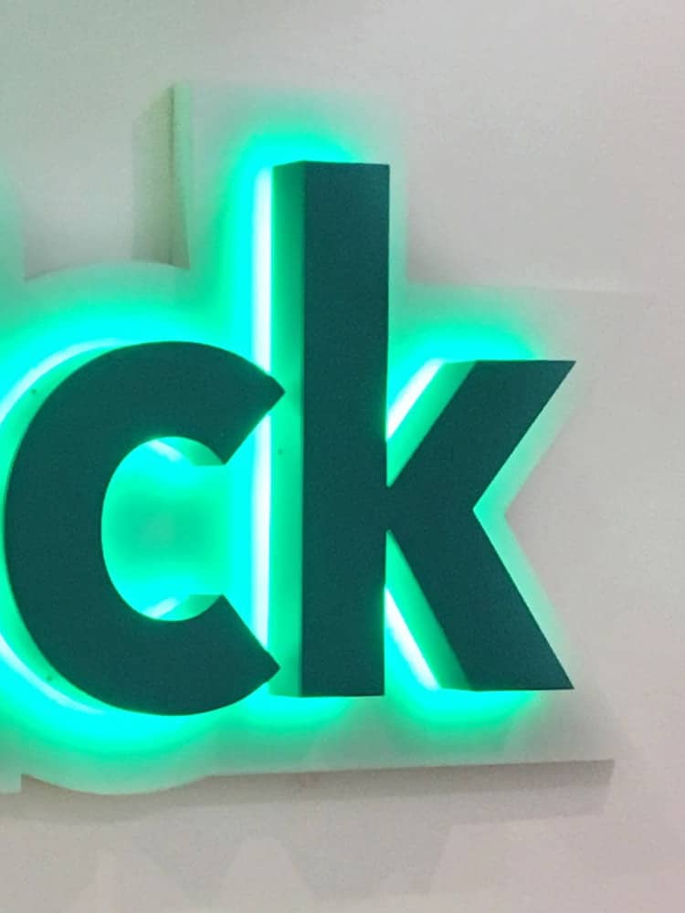 Verlicht reliëf logo