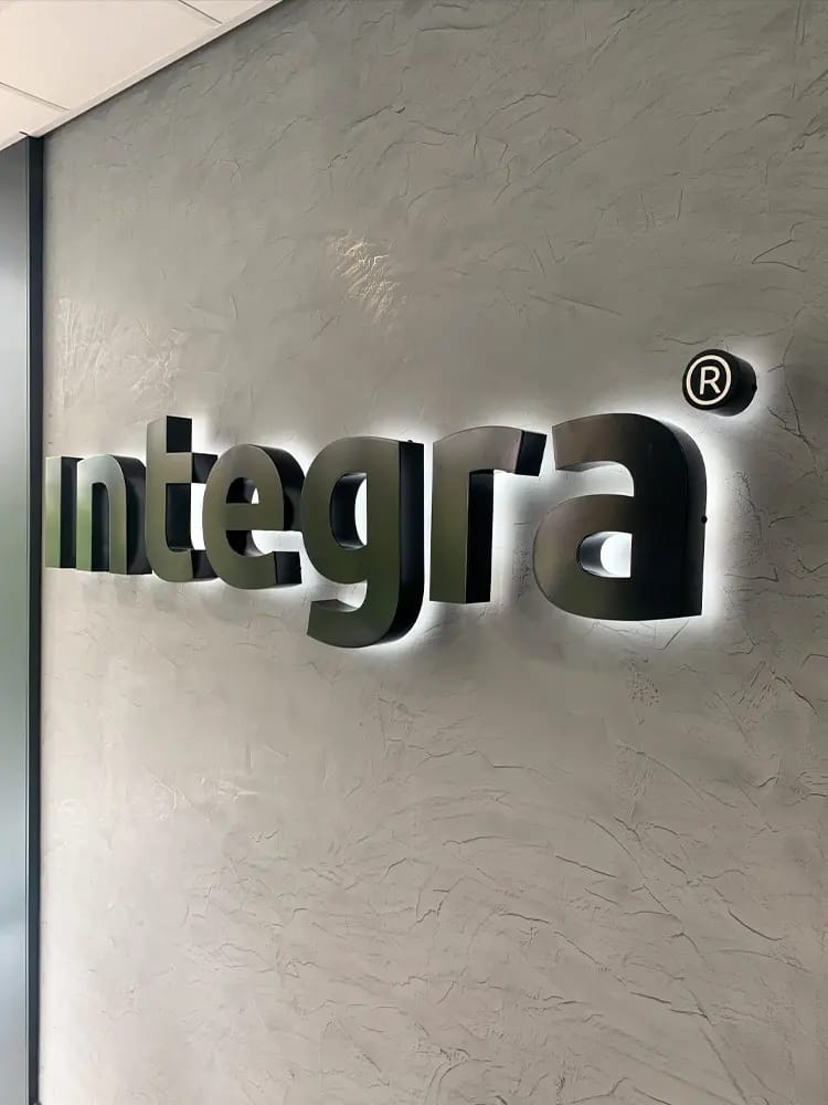 indirect-verlicht-logo Heel dik logo op muur verlicht