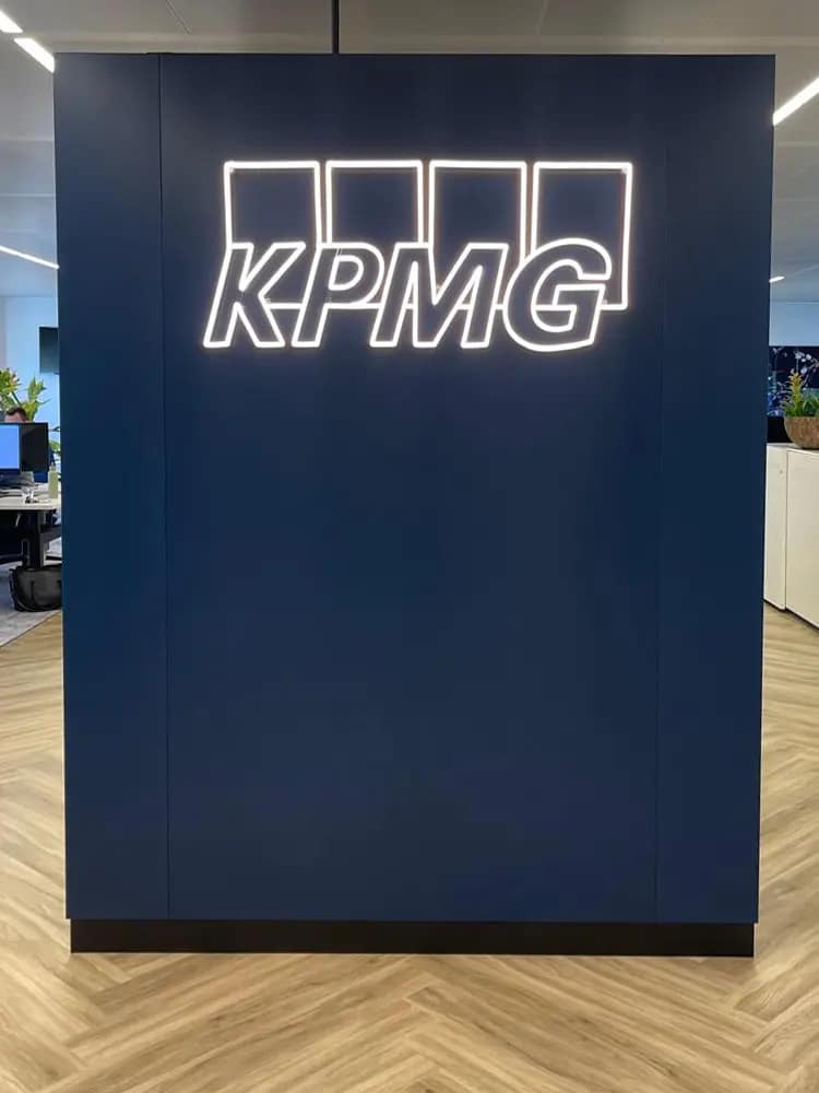 verlicht-3d-logo-roomdivider verlicht logo kantoor