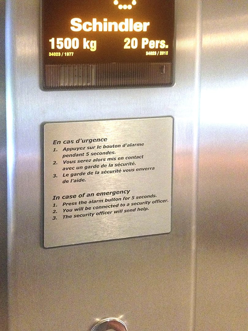 Gegraveerde lift verdiepingen en paneel