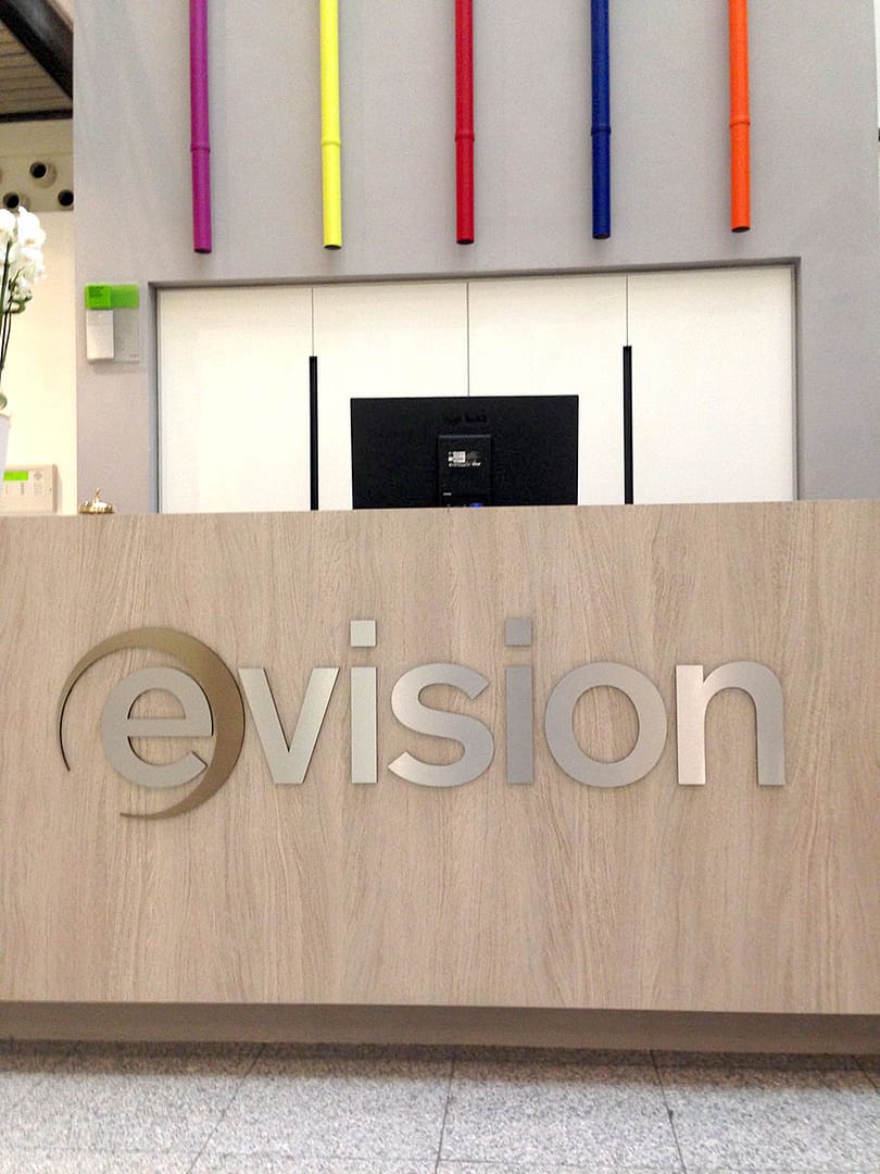 RVS letters op balie