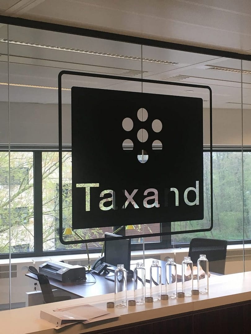 doorzichtig logo op glazen muur