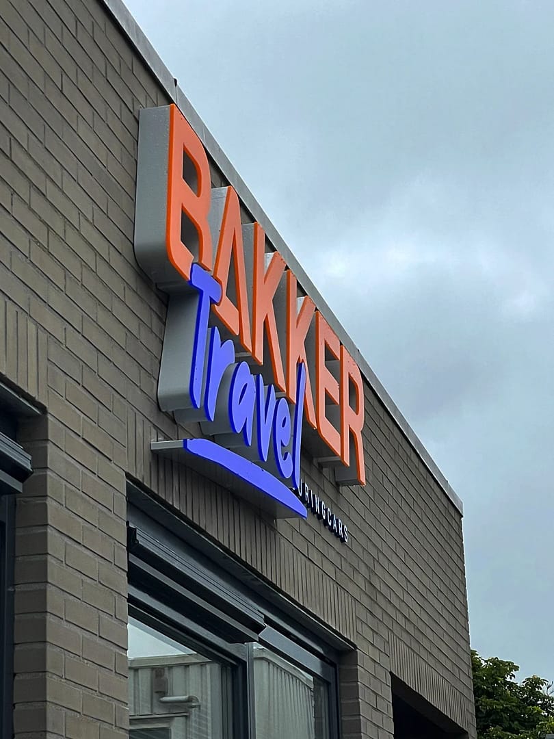 3D verlicht logo aan gevel