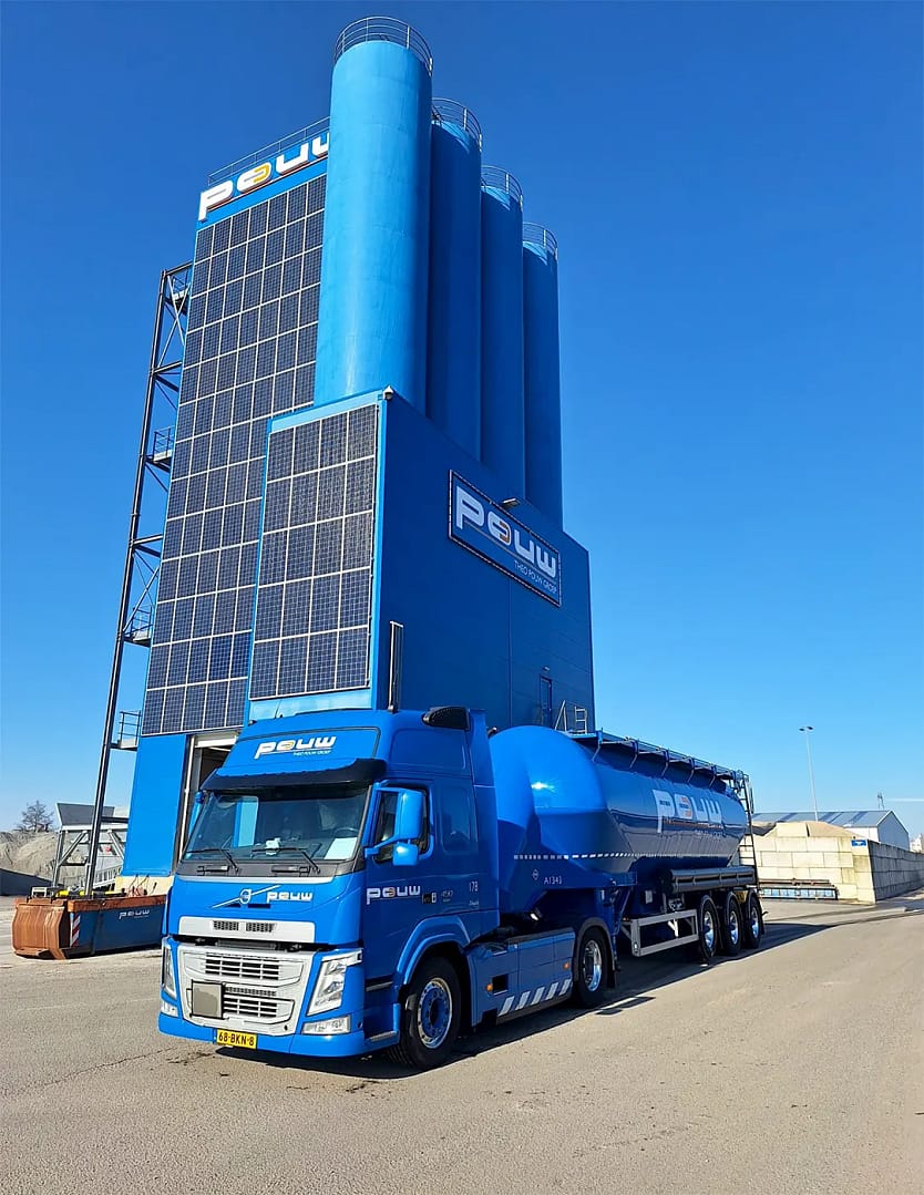 Verlicht logo op grote hoogte