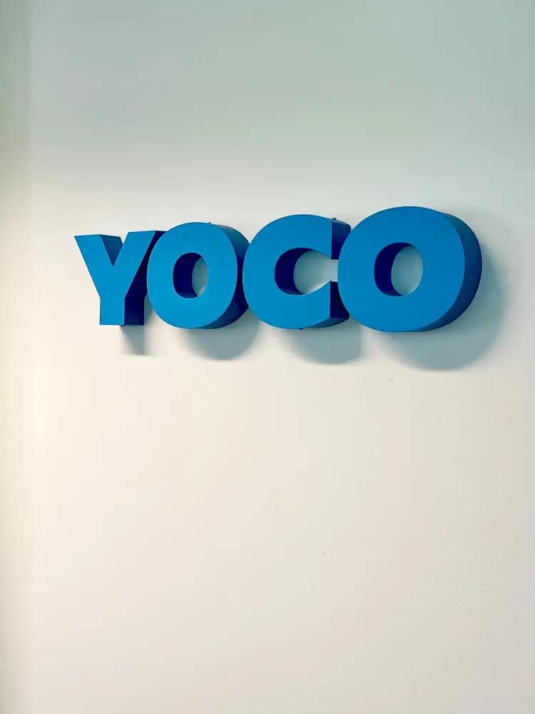 3d-logo-onverlicht Heel dik logo op muur